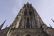 Das Ulmer Münster bei Nacht inmitten der träumerischen Stadt