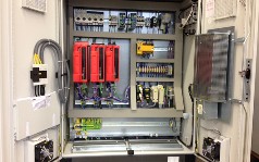 Steuerung für Blechbearbeitungsmaschine in Sonderfarbe