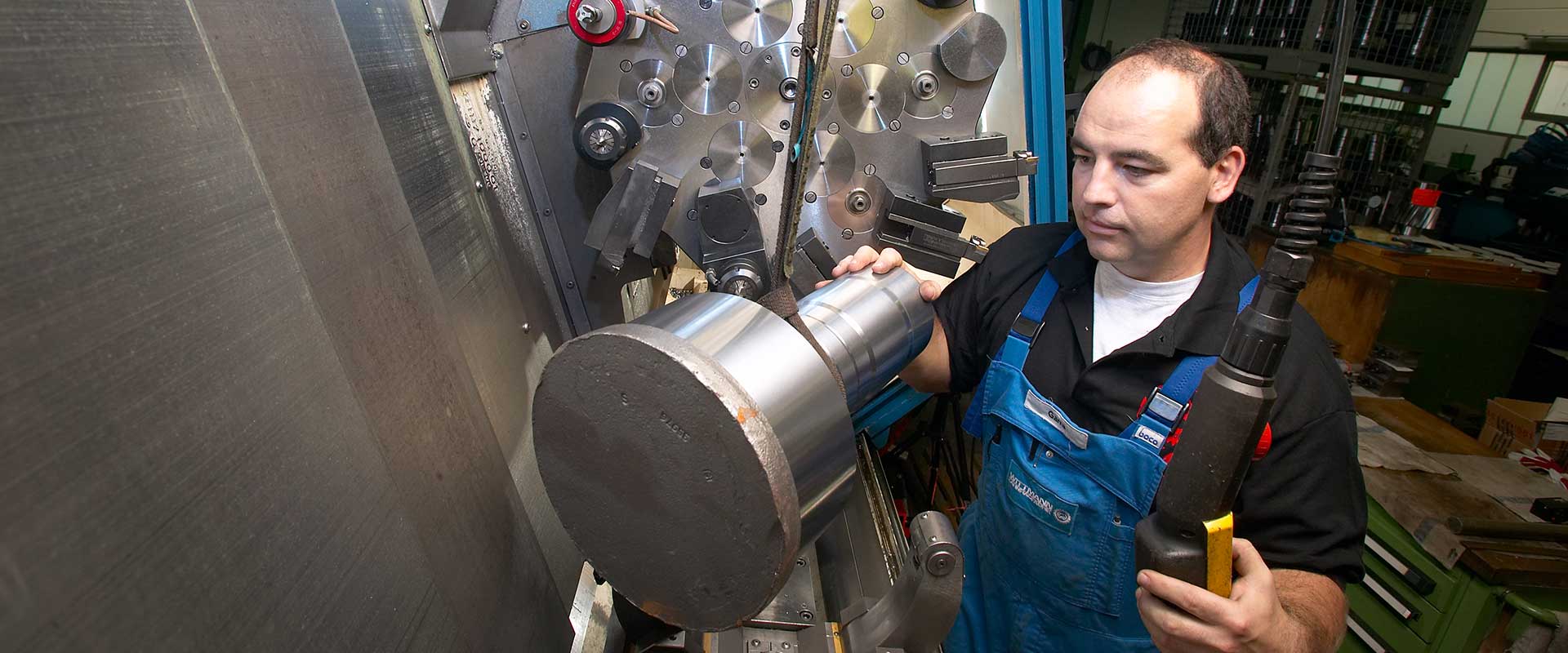 Welle Und Zahnrad Auf Einer Zahnstange Nach Dem Drehen Fräsen Und Schneiden  Auf Einer Maschine Stockfoto - Bild von industriell, fabrik: 215970632